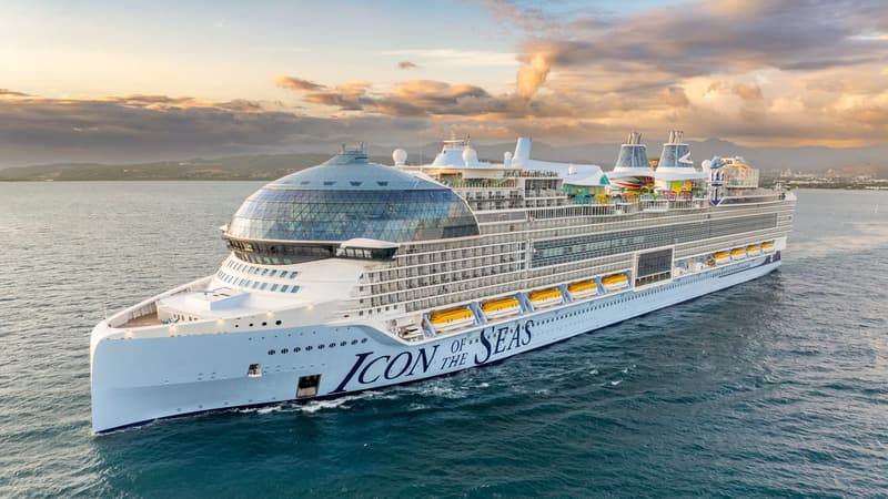 Royal Caribbean’s Icon of the Seas at sea at sunset